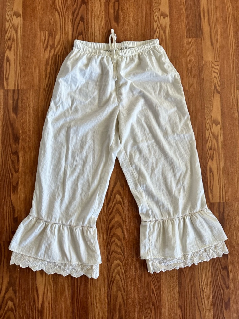 Bloomers Ruffle-Hem Drawstring — cream